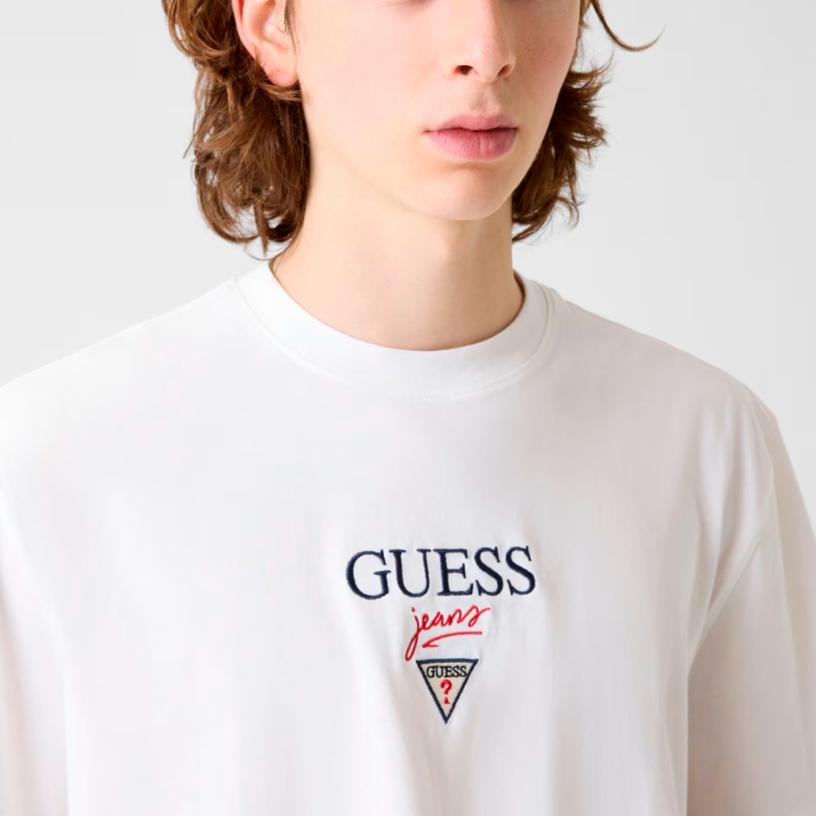 t-shirt-mit-aufgedrucktem-logo