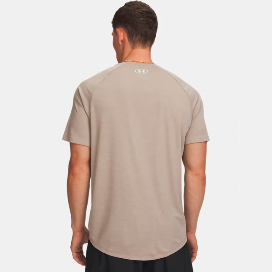 short-sleeved-t-shirt-with-tech-texture