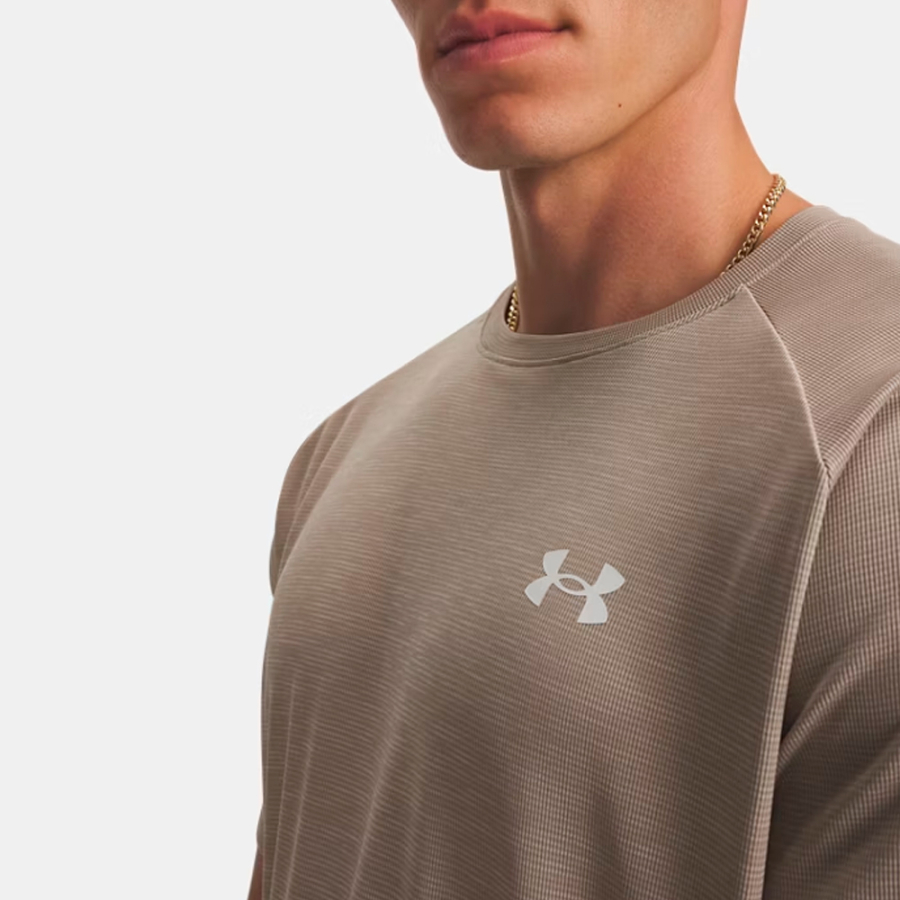 camiseta-de-manga-curta-com-textura-tecnologica