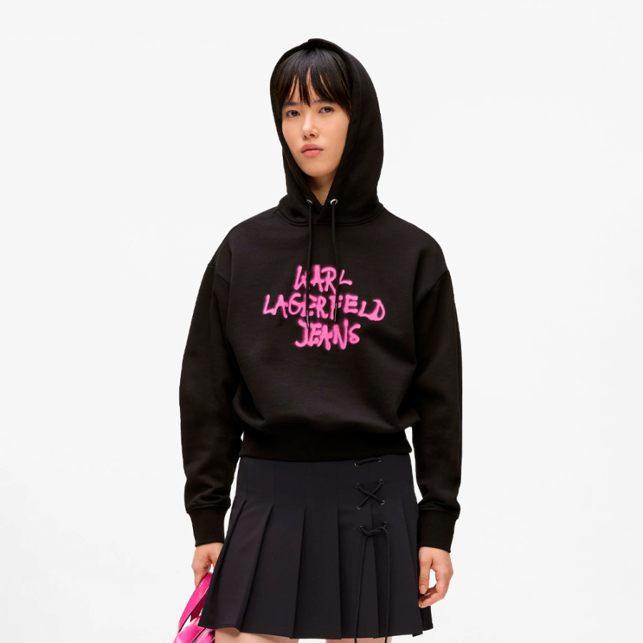 kapuzenpulli-mit-graffiti-verzierung