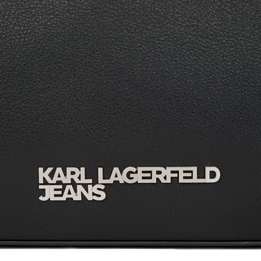 bolso-de-hombro-con-el-logotipo-metalico-de