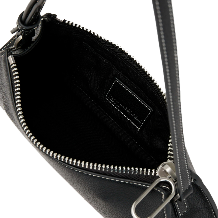 kleine-schultertasche-mit-metallischem-logo