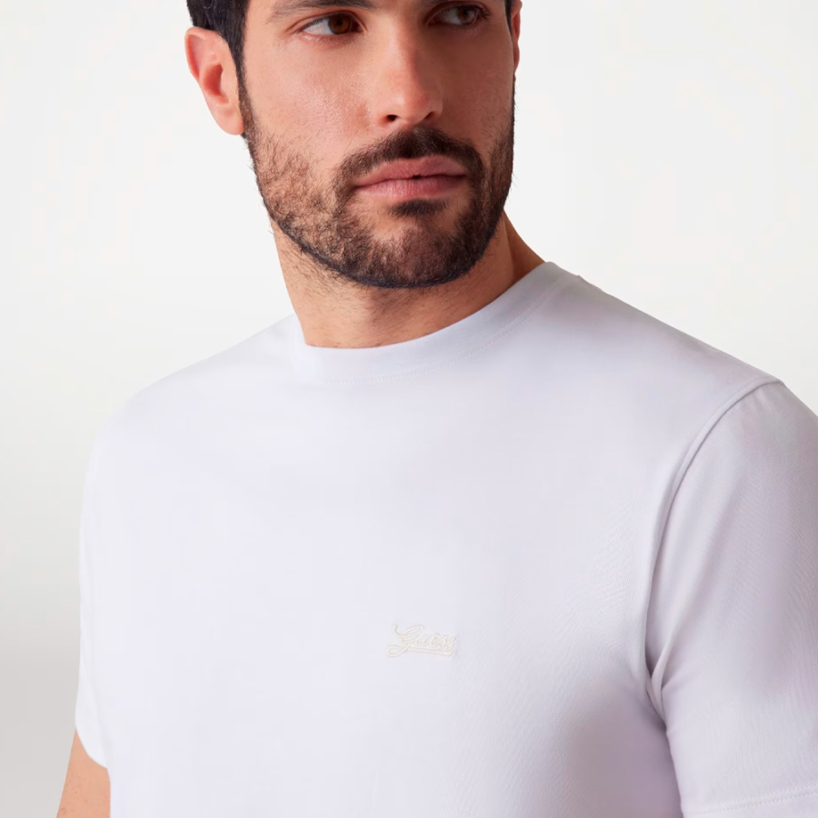 camiseta-con-logotipo-bordado