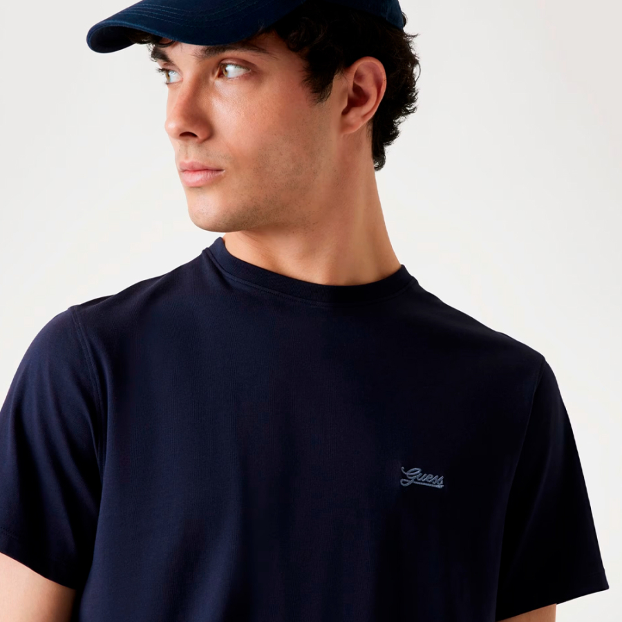 t-shirt-avec-logo-brode