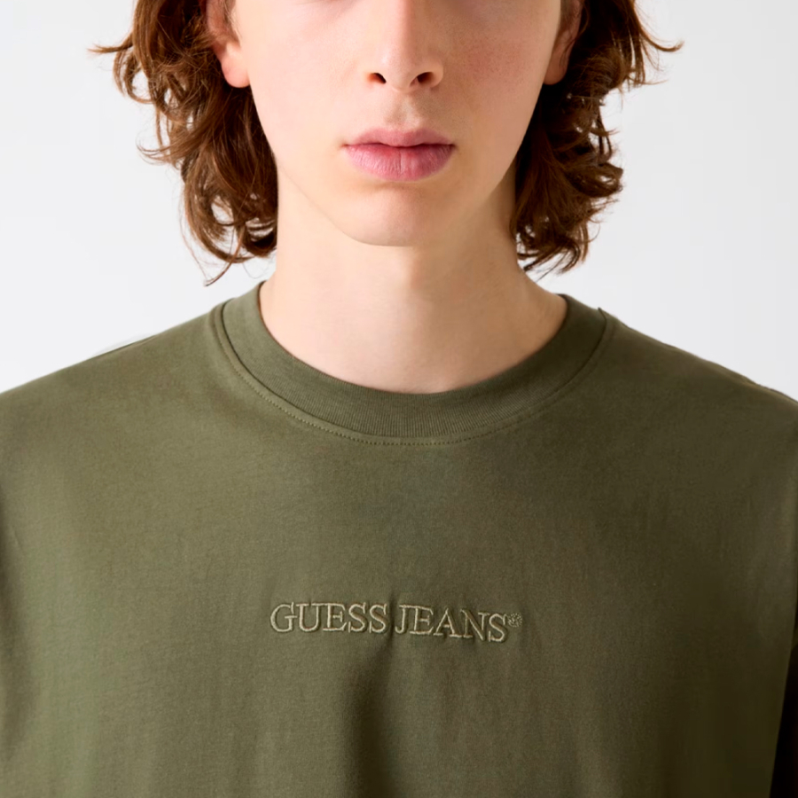 t-shirt-mit-gesticktem-logo