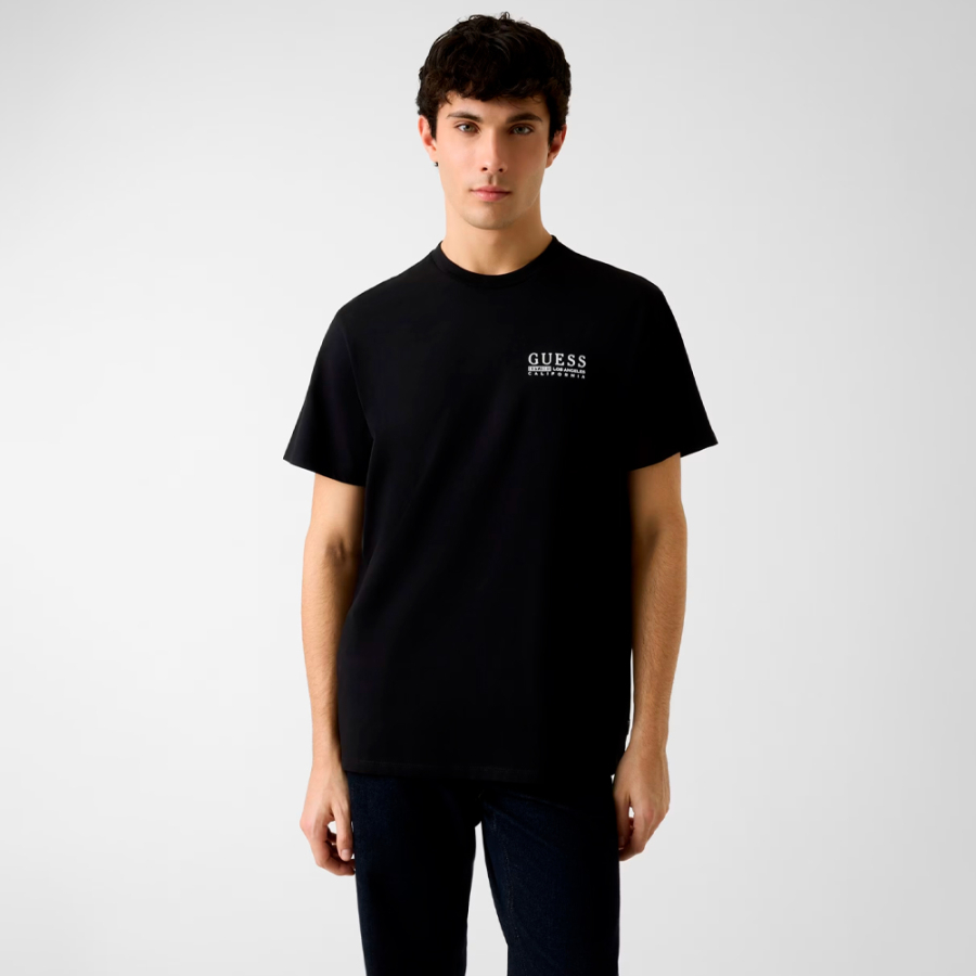 camiseta-com-logo-pequeno