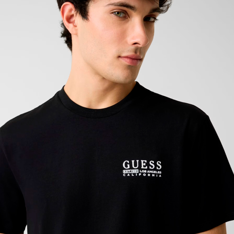 t-shirt-mit-kleinem-logo