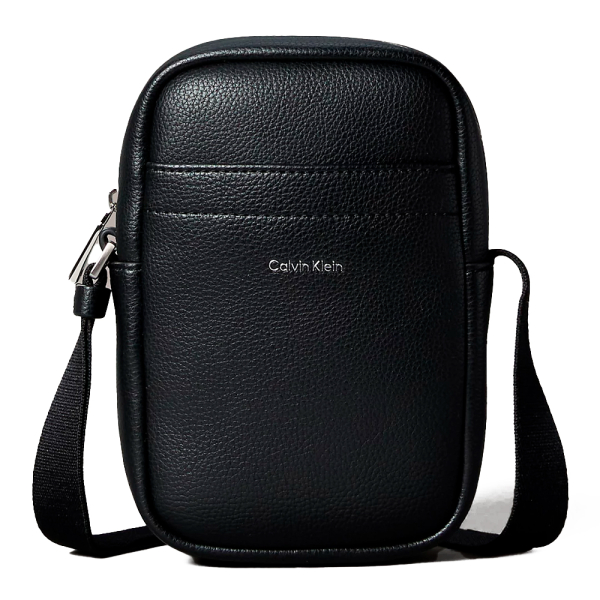 Calvin Klein Bolsa tipo pasta para repórter, modelo slim, com placa de logotipo em relevo. - U Preto- Ref.