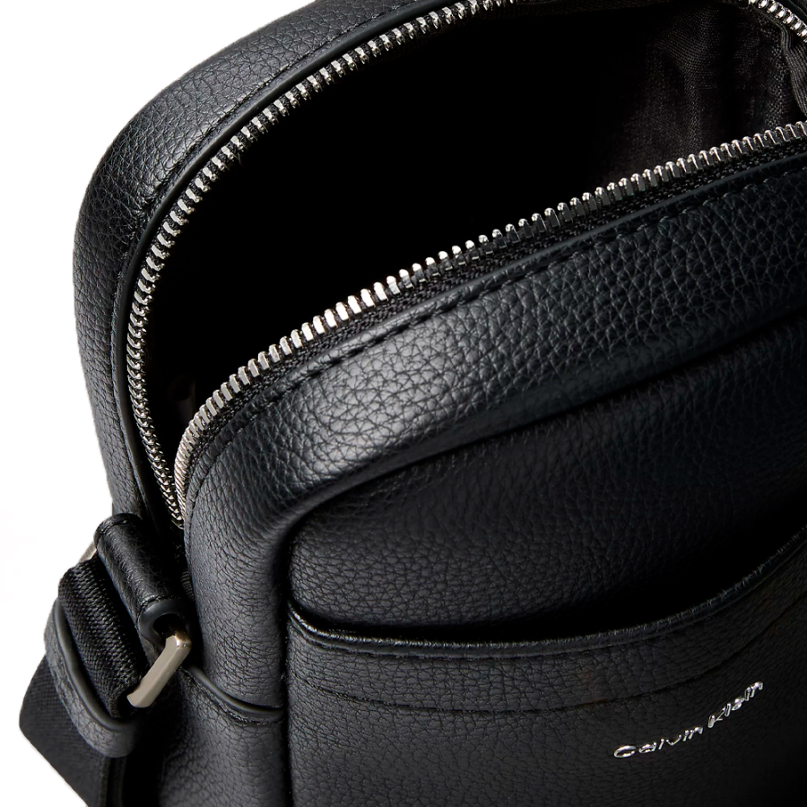 bolsa-tipo-pasta-para-reporter-modelo-slim-com-placa-de-logotipo-em-relevo