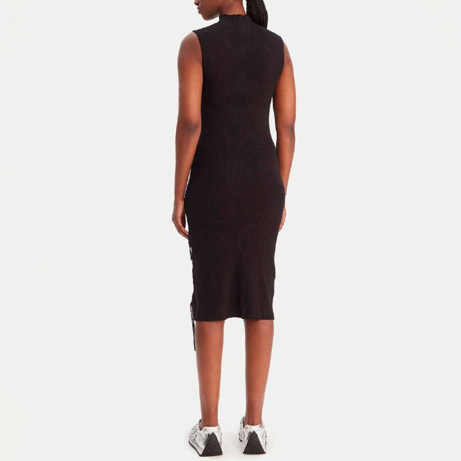 gestricktes-spitzenkleid-mit-binde