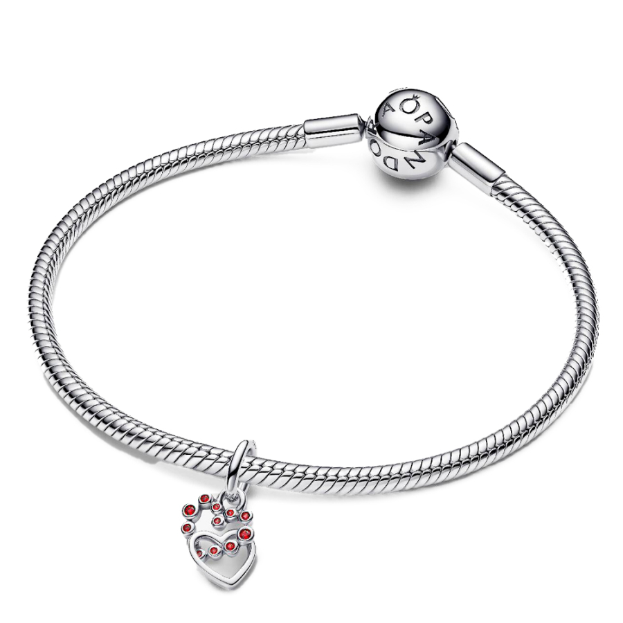 charm-anhanger-mit-verbundenen-herzen-und-roten-edelsteinen