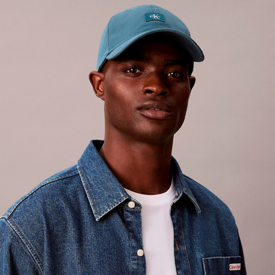 kappe-mit-gewebtem-monogramm-aufnaher