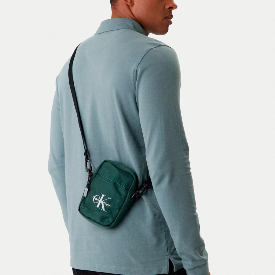 bolsa-transversal-slim-em-nylon-com-logo-em-negrito