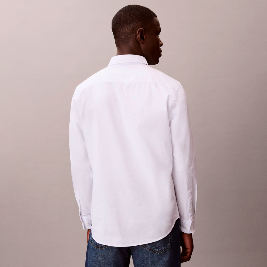 klassisches-einfarbiges-oxford-hemd-mit-knopfleiste