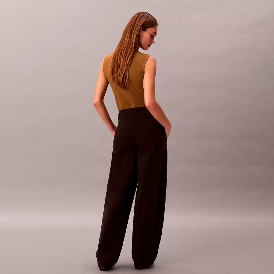 weit-geschnittene-baumwollhose-mit-gurtel