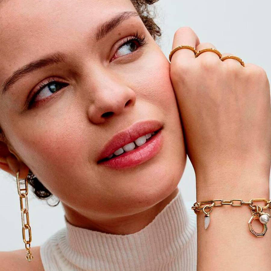 pendentif-mini-en-forme-de-dent-de-requin-pandora-me-763373c01