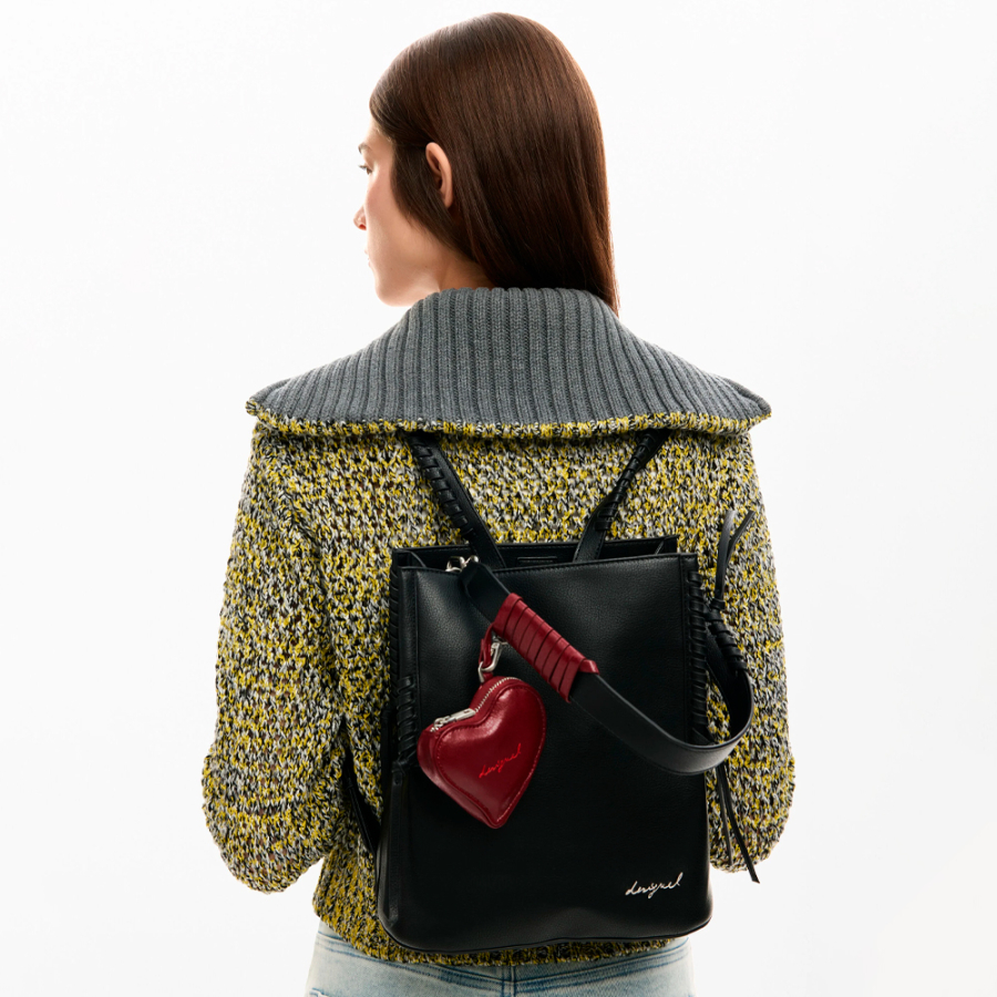 mochila-mediana-charm-corazon