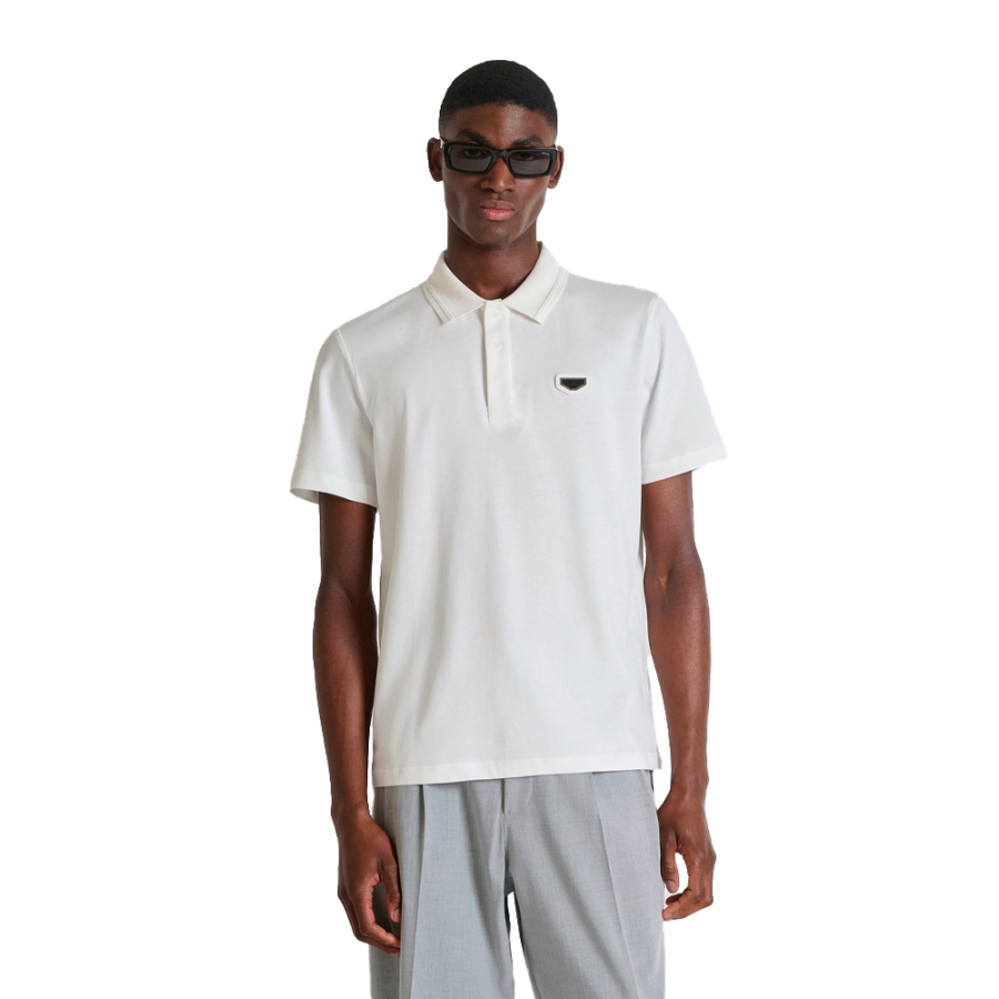 poloshirt-mit-normaler-passform-und-logoplakette