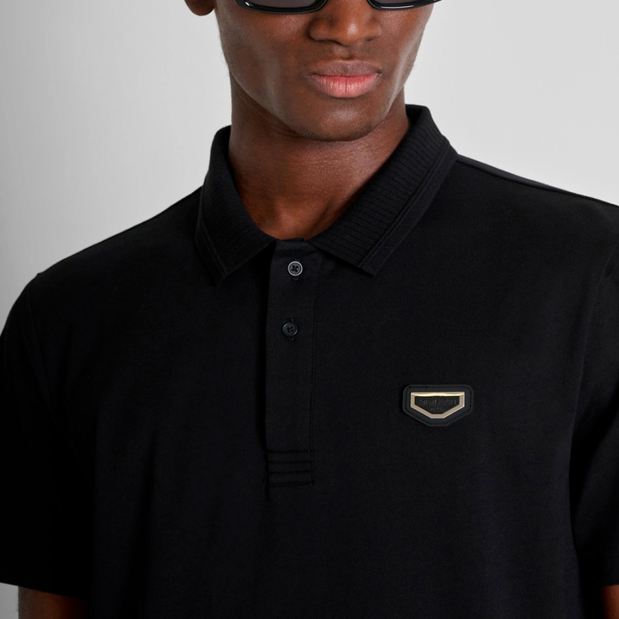 poloshirt-mit-normaler-passform-und-logoplakette