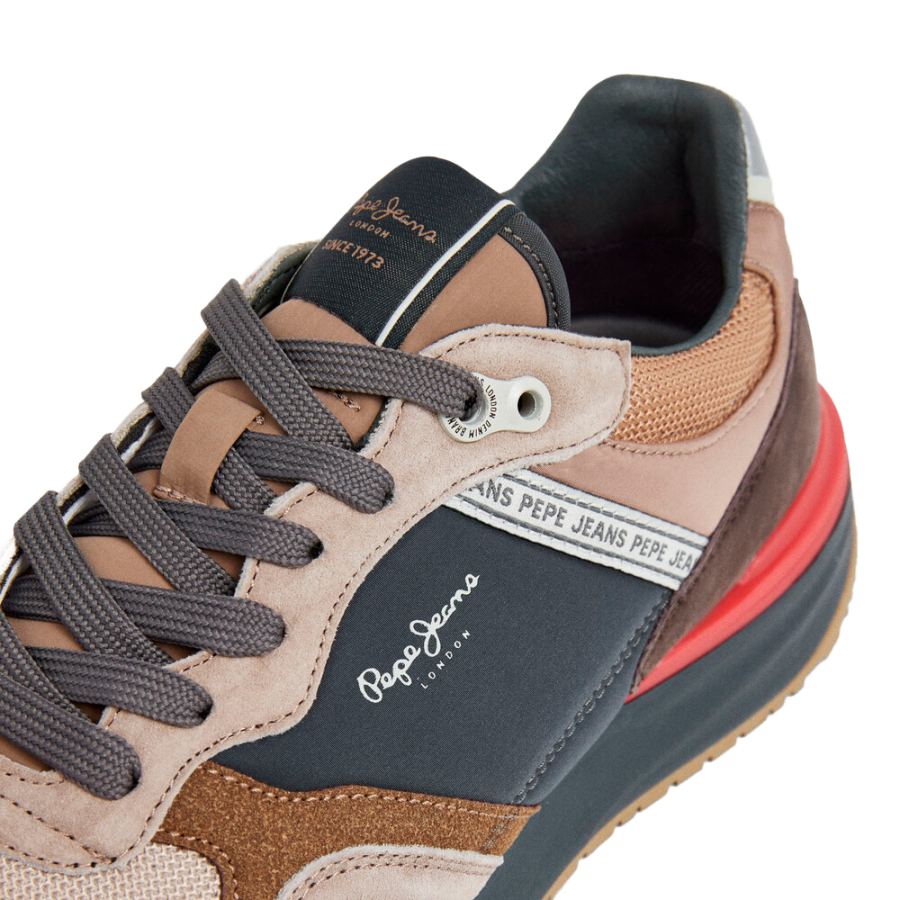 tenis-com-detalhes-em-camurca