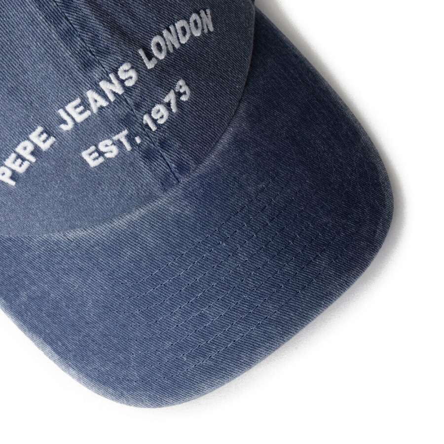 bone-de-sarja-com-logotipo-bordado