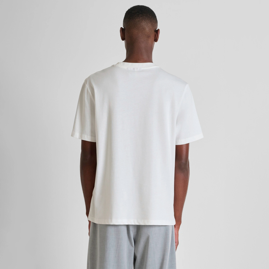 camiseta-de-corte-reto-com-logotipo-em-borracha