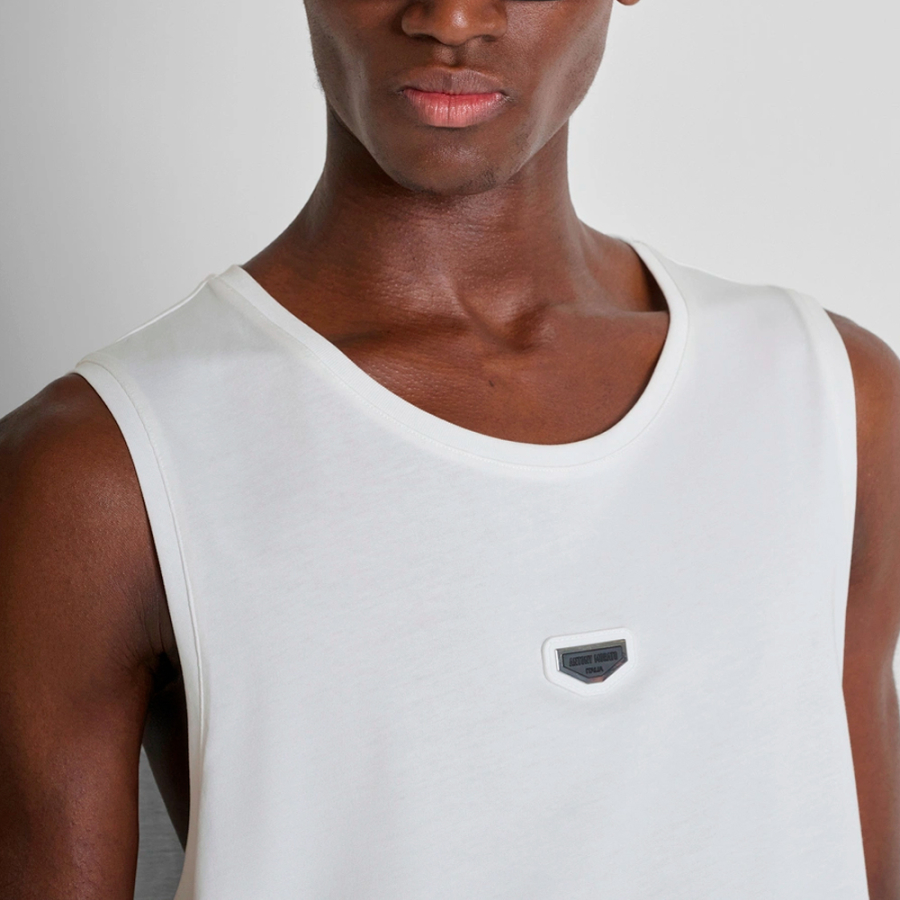 camiseta-sem-mangas-com-placa-de-logotipo