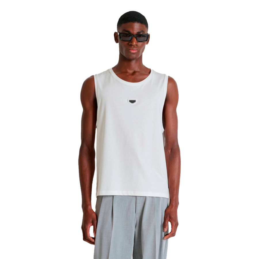 armelloses-t-shirt-mit-logo-plakette