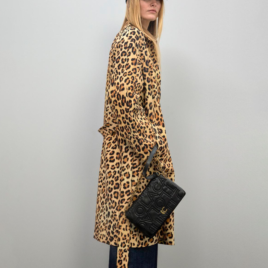 schultertasche-mit-uberschlag-und-logostickerei