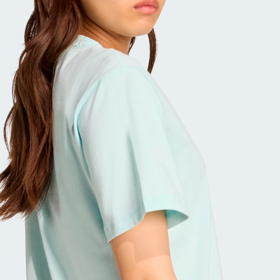 camiseta-essentials-com-logo-tamanho-pequeno