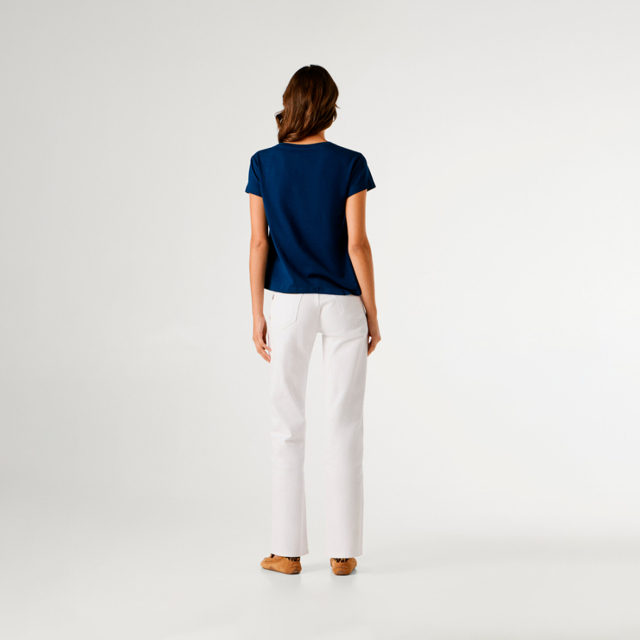 camiseta-com-estampa-floral-e-logo