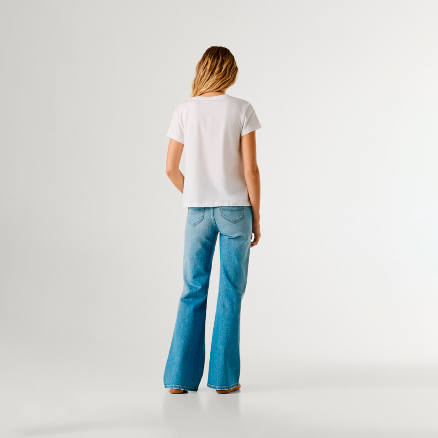 camiseta-com-estampa-floral-e-logo