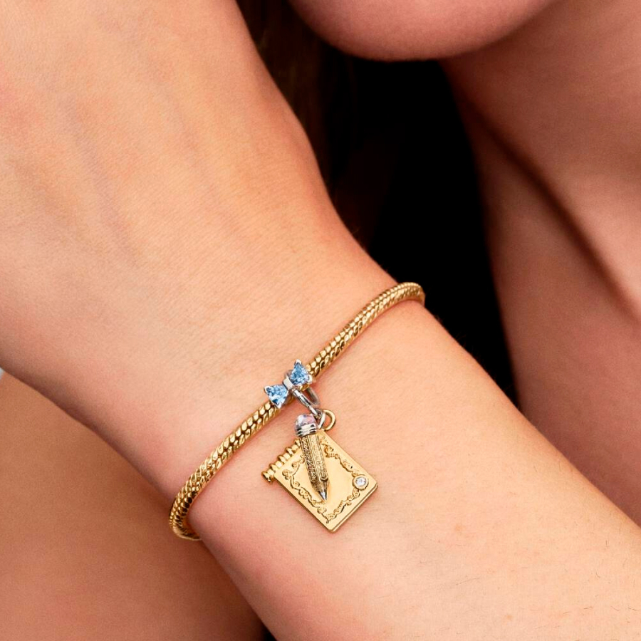 invitation-au-bal-bridgerton-et-pendentif-crayon-764383c01