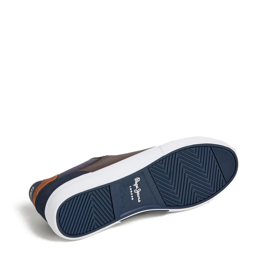 zapatillas-clasicas-con-detalles-en-ante-kenton