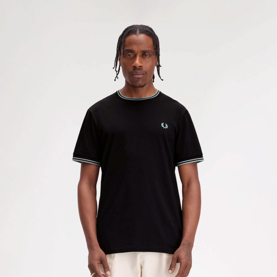 camiseta-con-ribete-con-dos-franjas