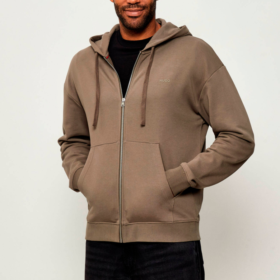 lassiger-hoodie-mit-logo-detail