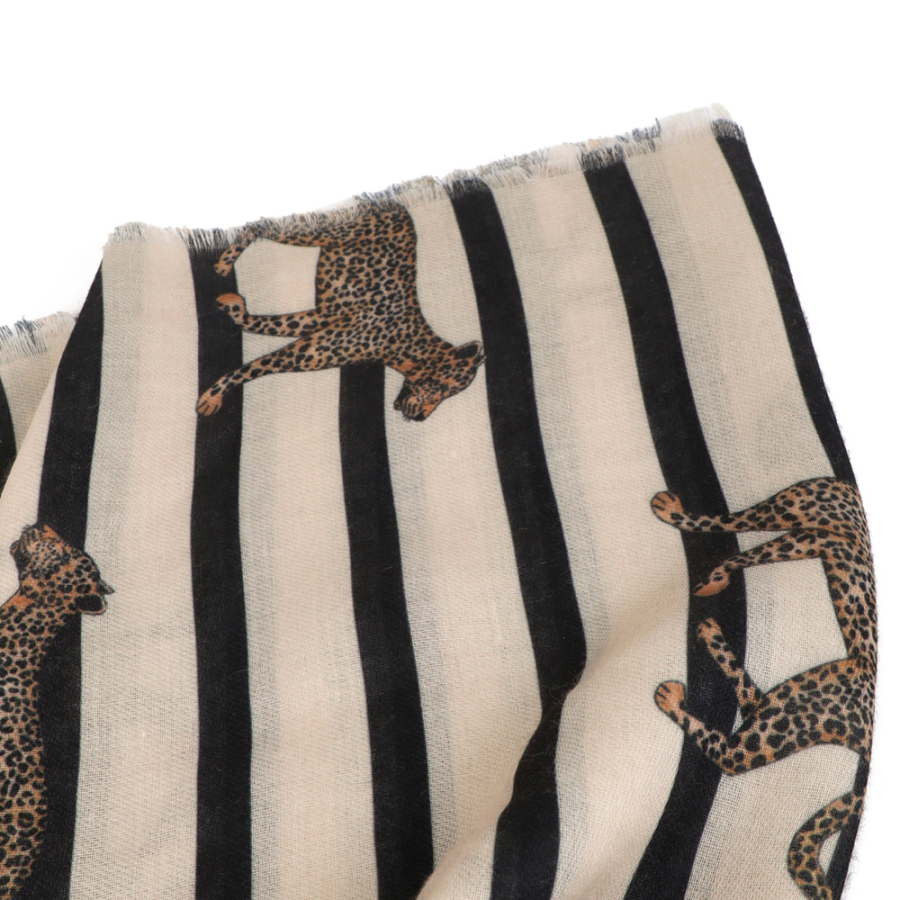 echarpe-a-rayures-et-imprime-leopard