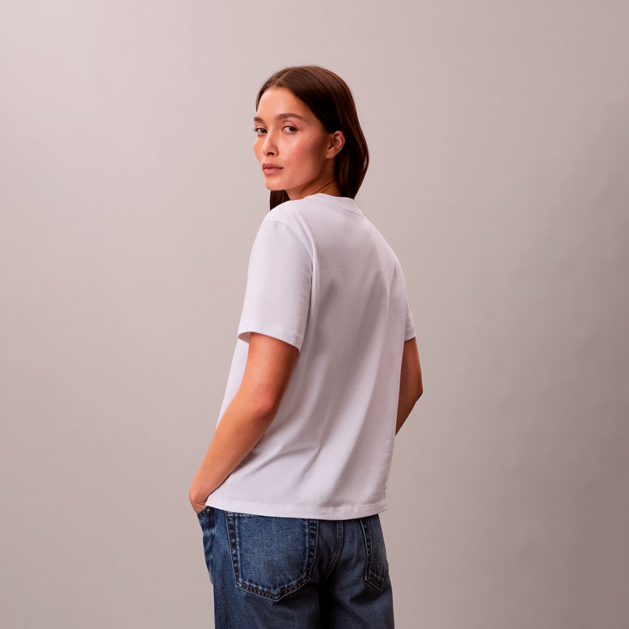 camiseta-clasica-con-grafico-y-logo-de-letras