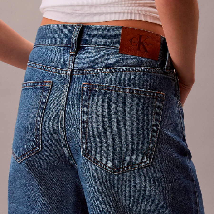 hochgeschnittene-ausgestellte-jeansshorts