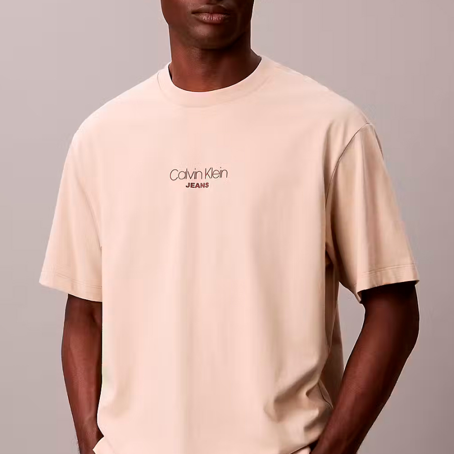 camiseta-holgada-con-logo-grafico