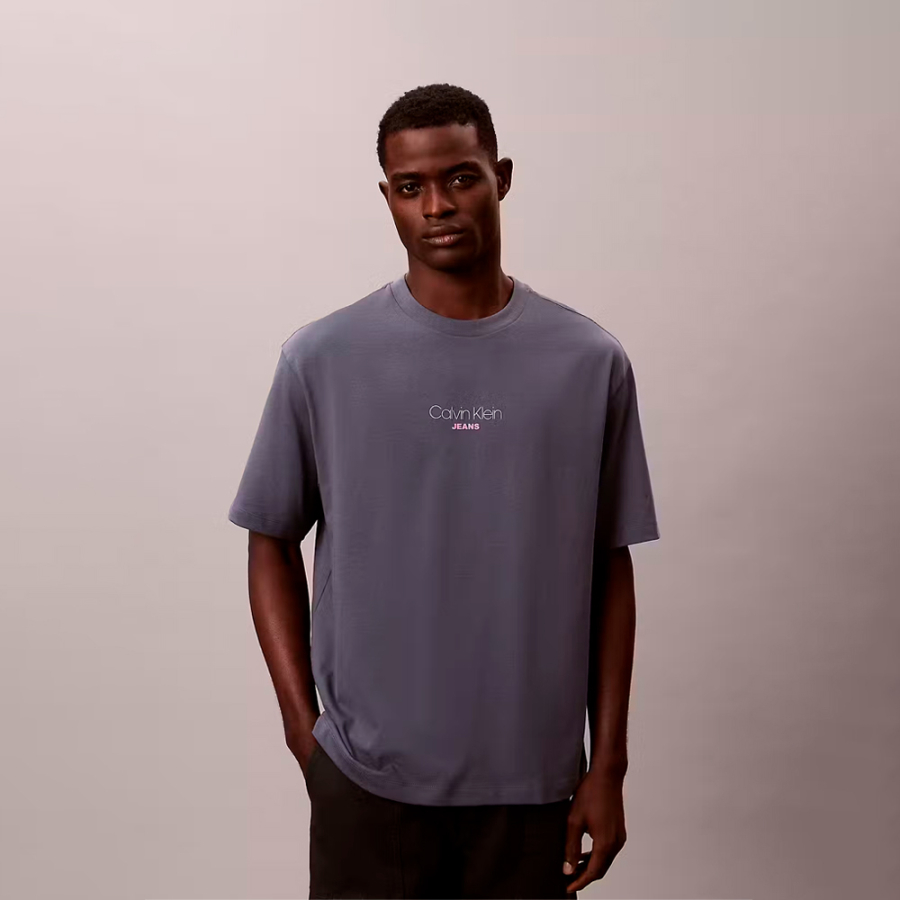 locker-sitzendes-t-shirt-mit-grafischem-logo