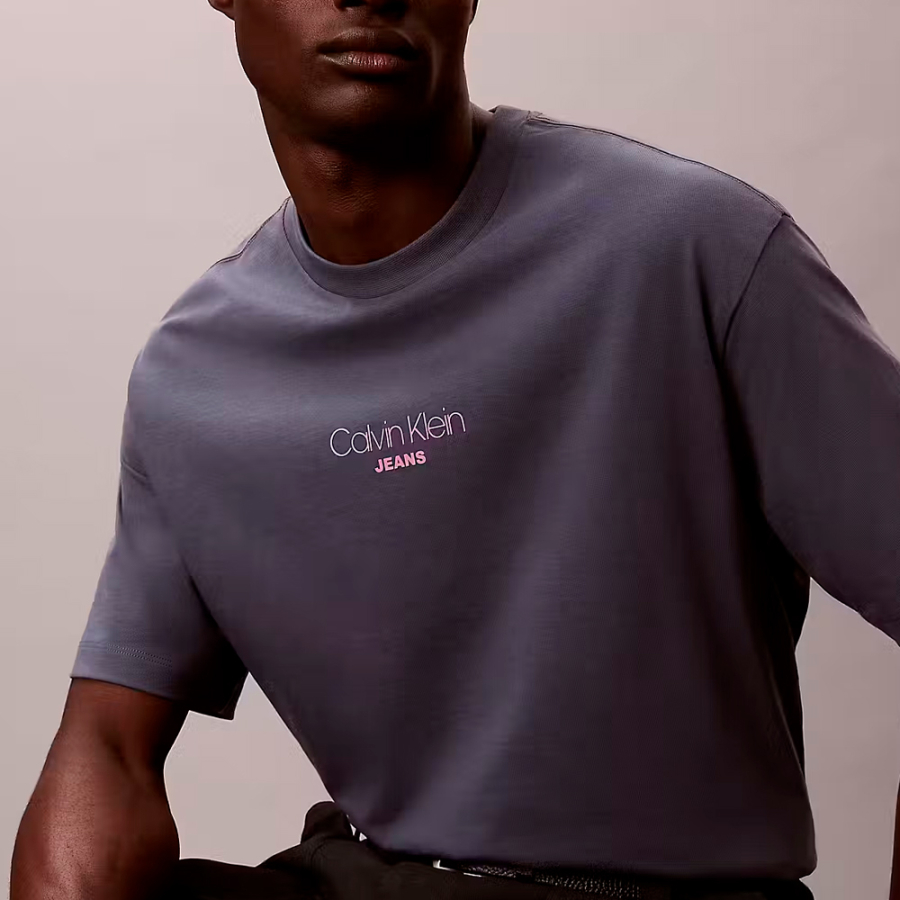 camiseta-folgada-com-logotipo-grafico