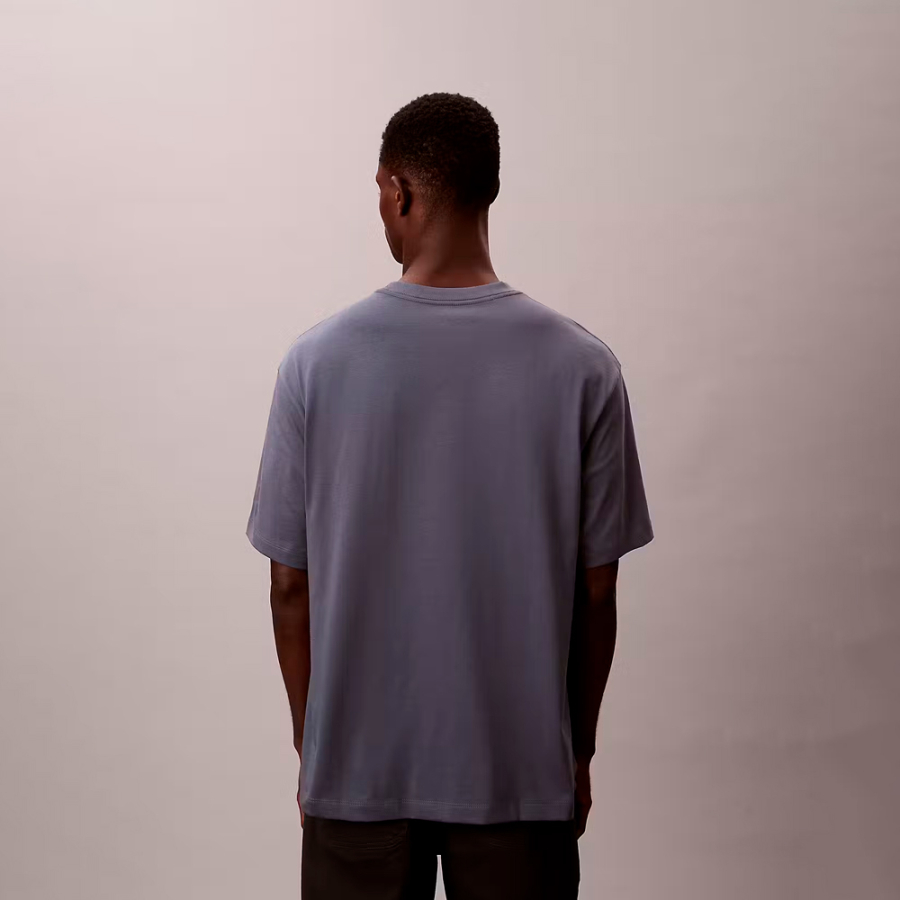 locker-sitzendes-t-shirt-mit-grafischem-logo