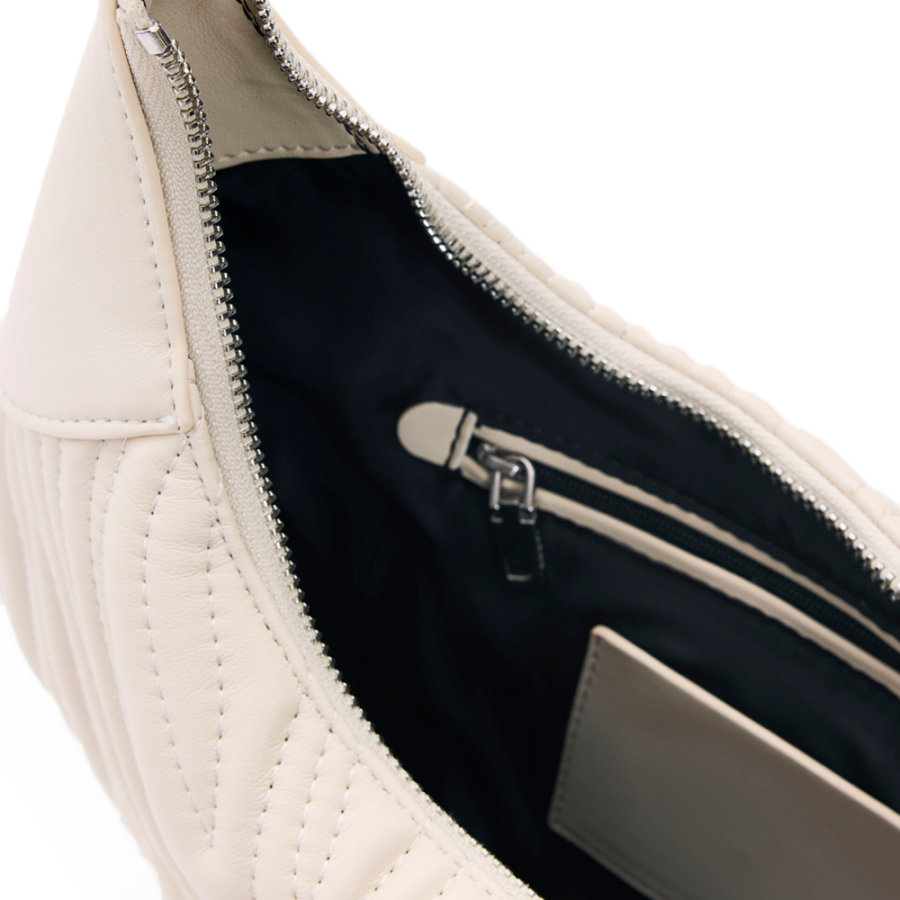 mittelgrosse-ovale-tasche-mit-gravuren