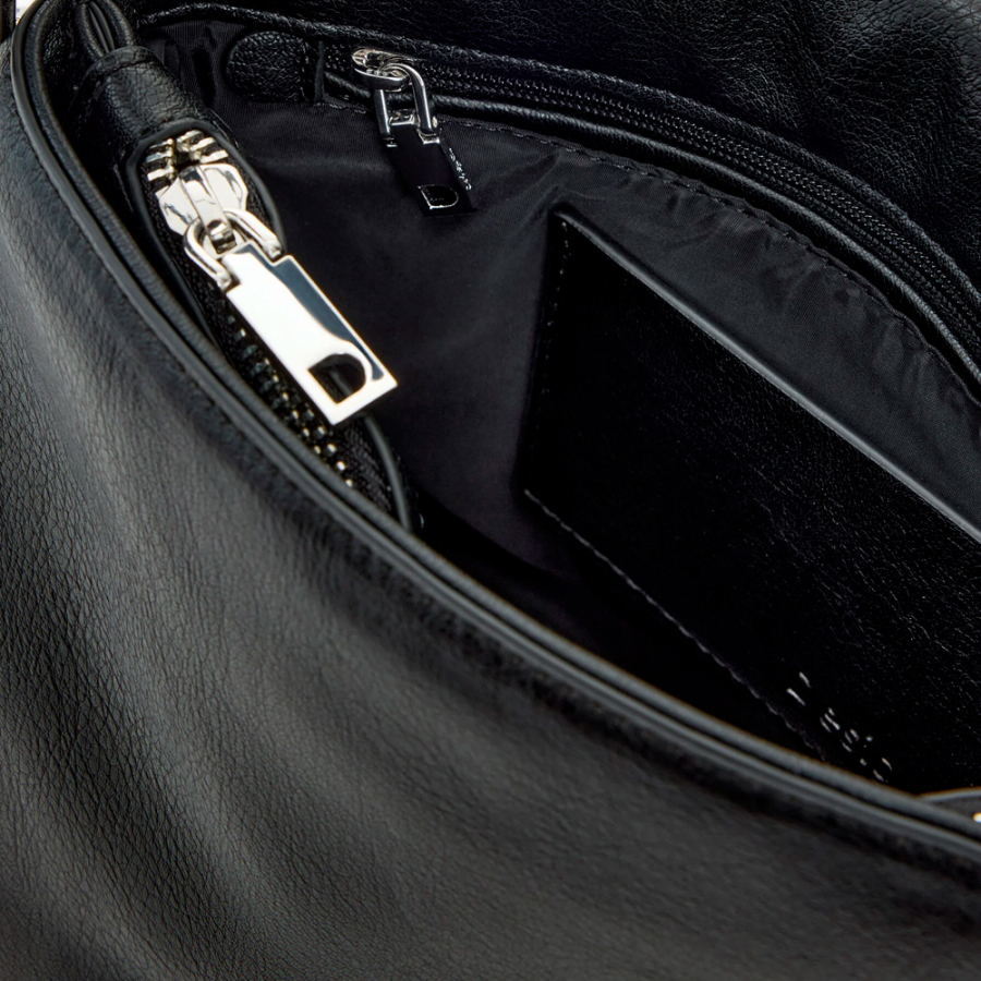 mittelgrosse-tasche-mit-logo-anhanger