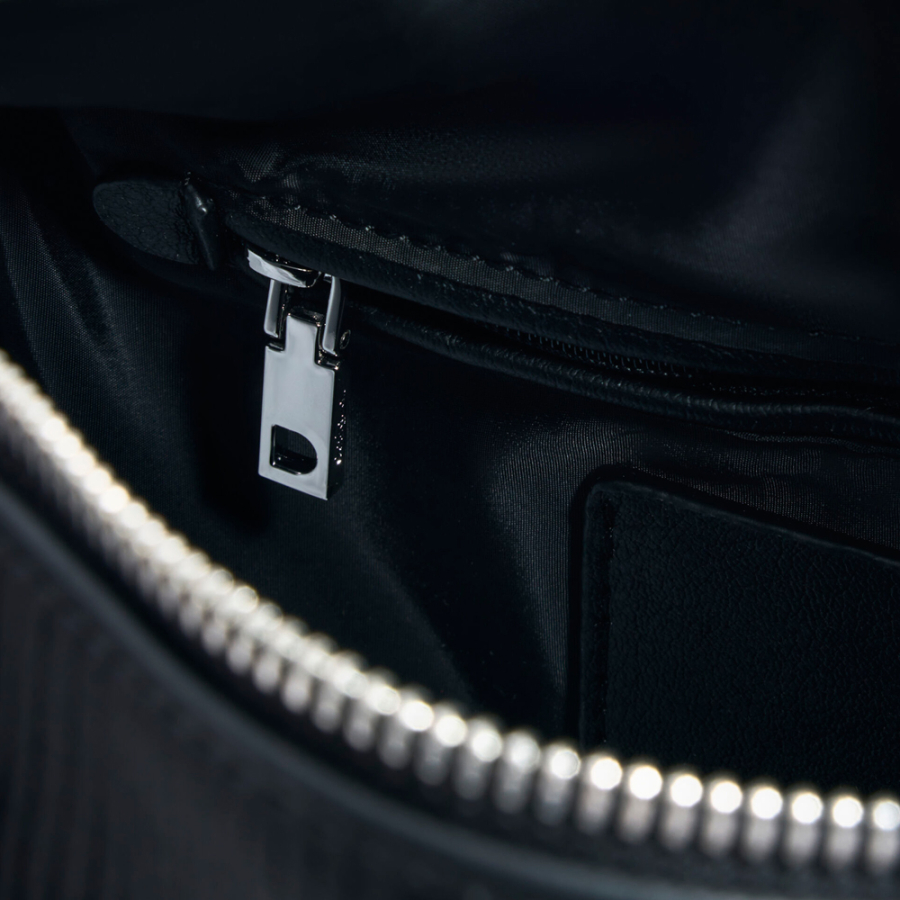 mittelgrosse-tasche-mit-gestickten-anhangern