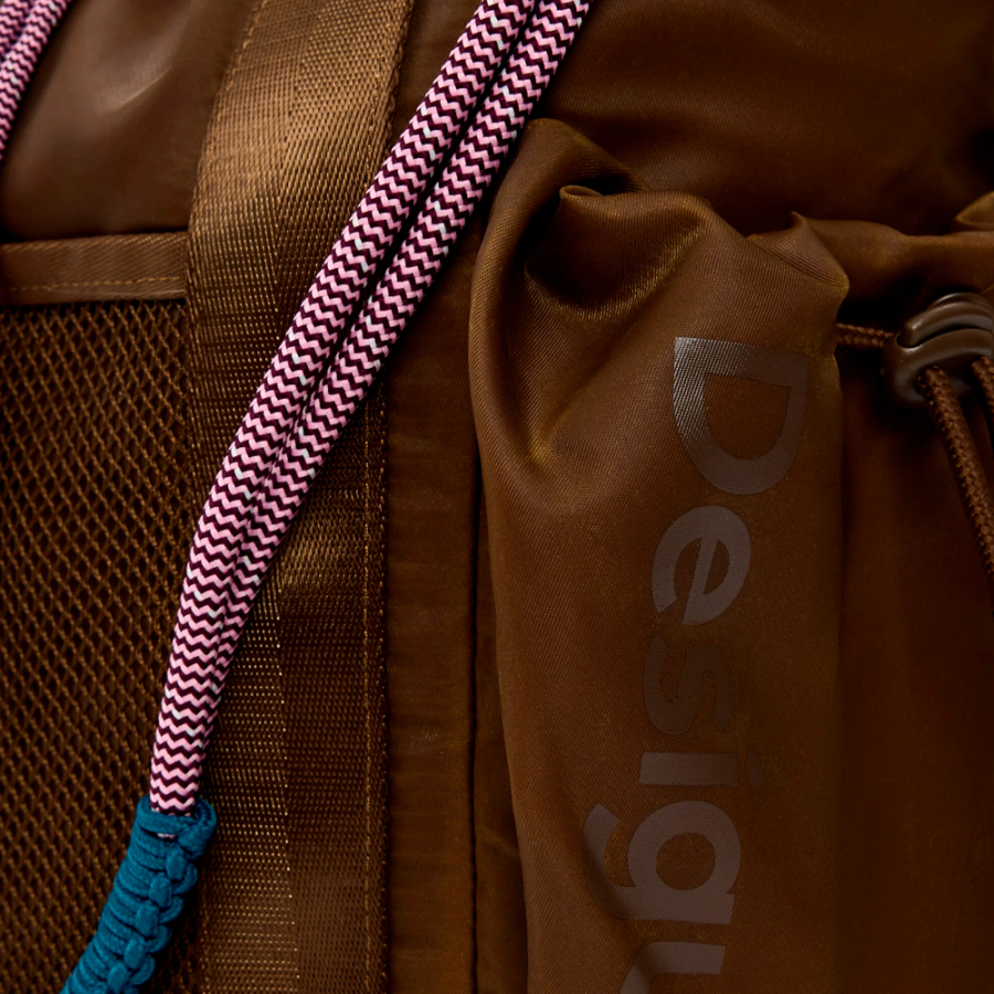 mittelgrosser-rucksack-mit-mehreren-tragemoglichkeiten