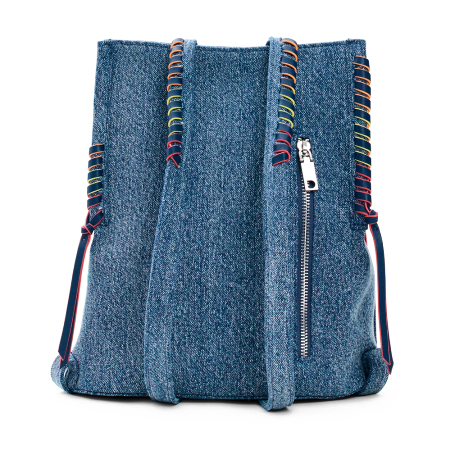 mochila-pequena-de-jeans-com-um-coracao