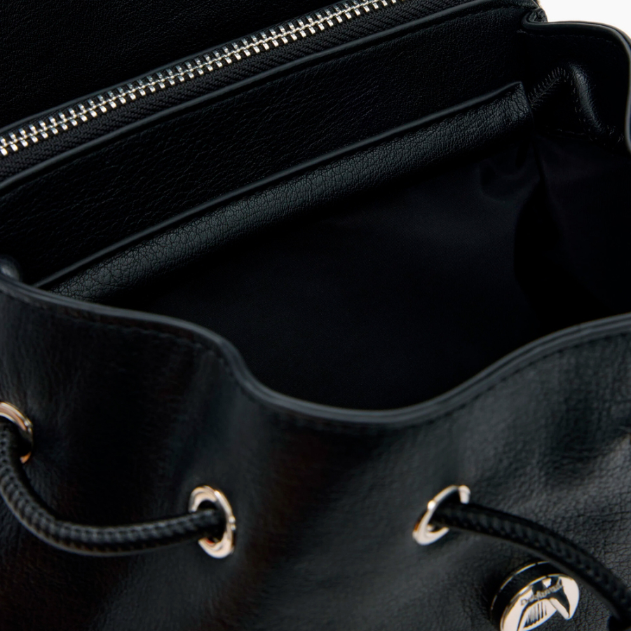 mittelgrosser-geflochtener-rucksack