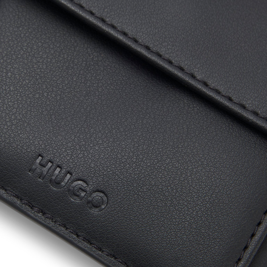 portafoglio-con-stampa-monogramma-e-logo-metallico-sovrapposto